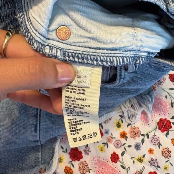 We The Free button fly denim distressed short - Picture 4 of 5